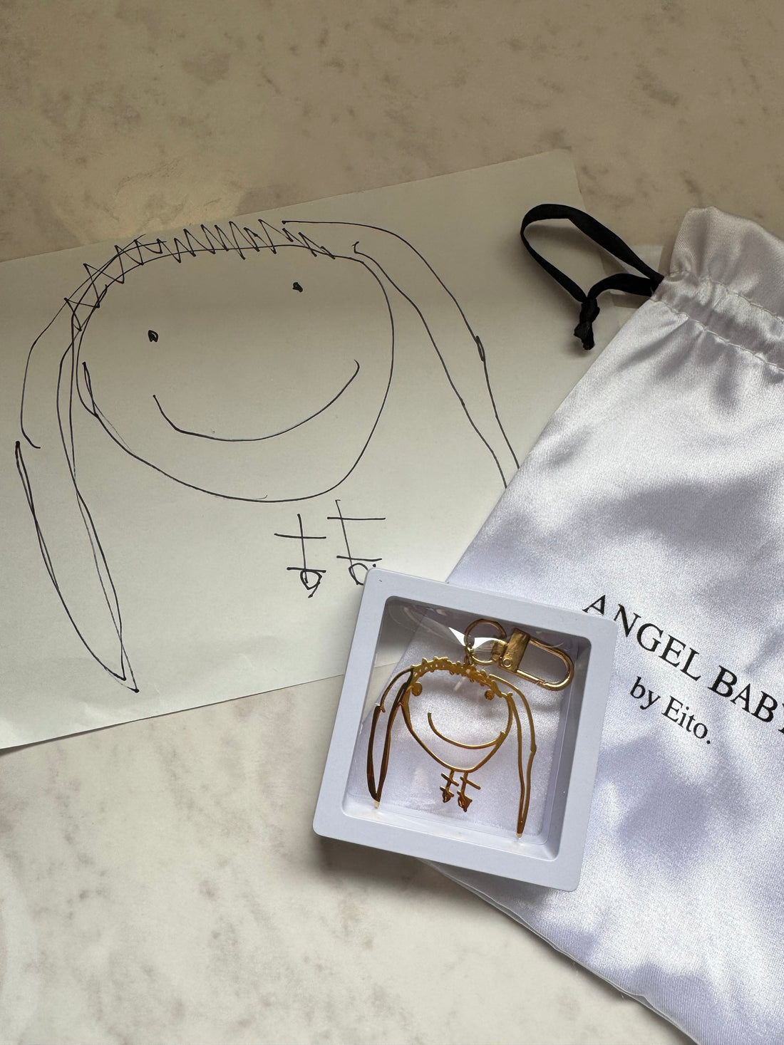 子供が描いた顔の絵と、キーホルダーの制作例