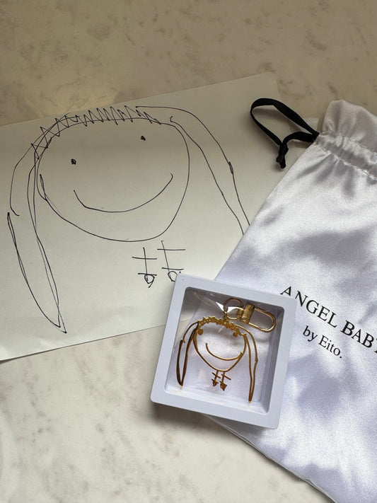 子供が描いた顔の絵と、キーホルダーの制作例