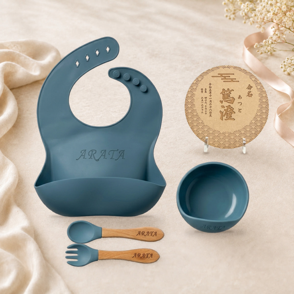 Angel Baby はじめての離乳食 名入れギフトセット 食器4点と木製命名札。布・リボン・花などの撮影小物はセット内容に含まれません。