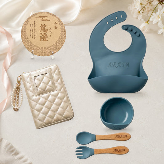 Angel Baby 3大ギフトセット 母子手帳ケース・名入れ食器4点・木製命名札。布・リボン・花などの撮影小物はセット内容に含まれません。